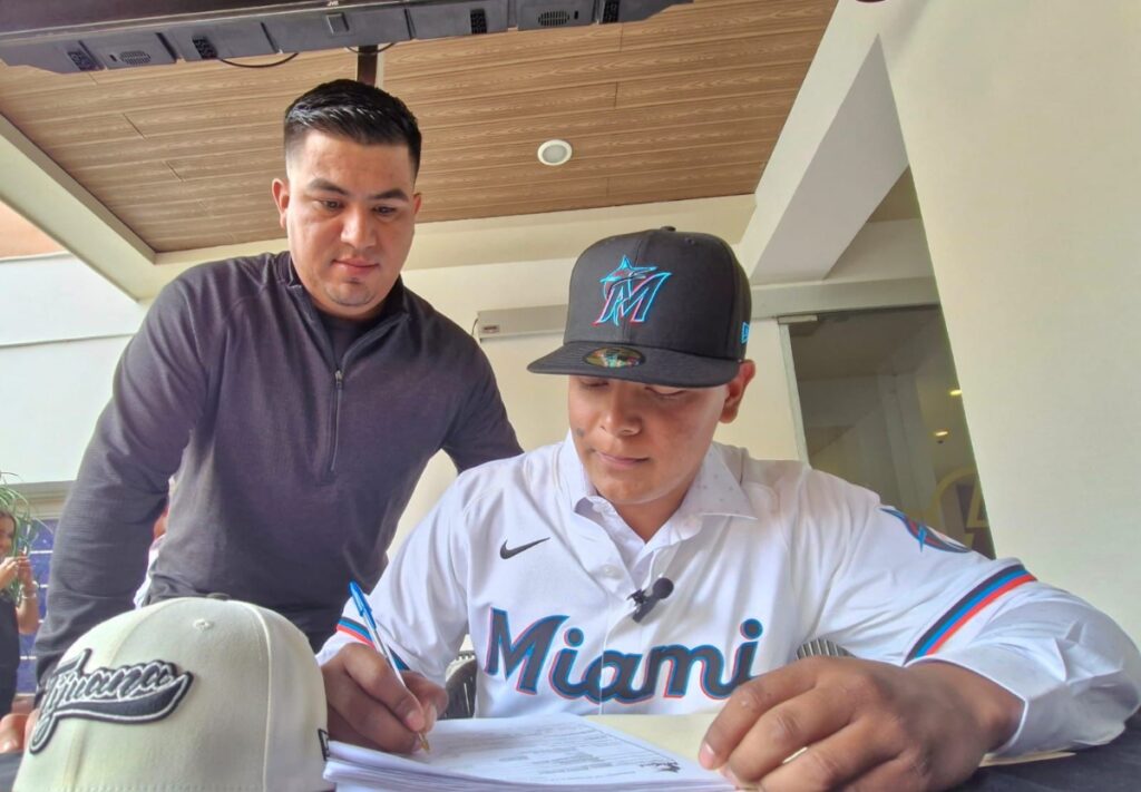 22 enero empalmense que firmo en grandes ligas es orgullosamenhte aumno del cobach empalme