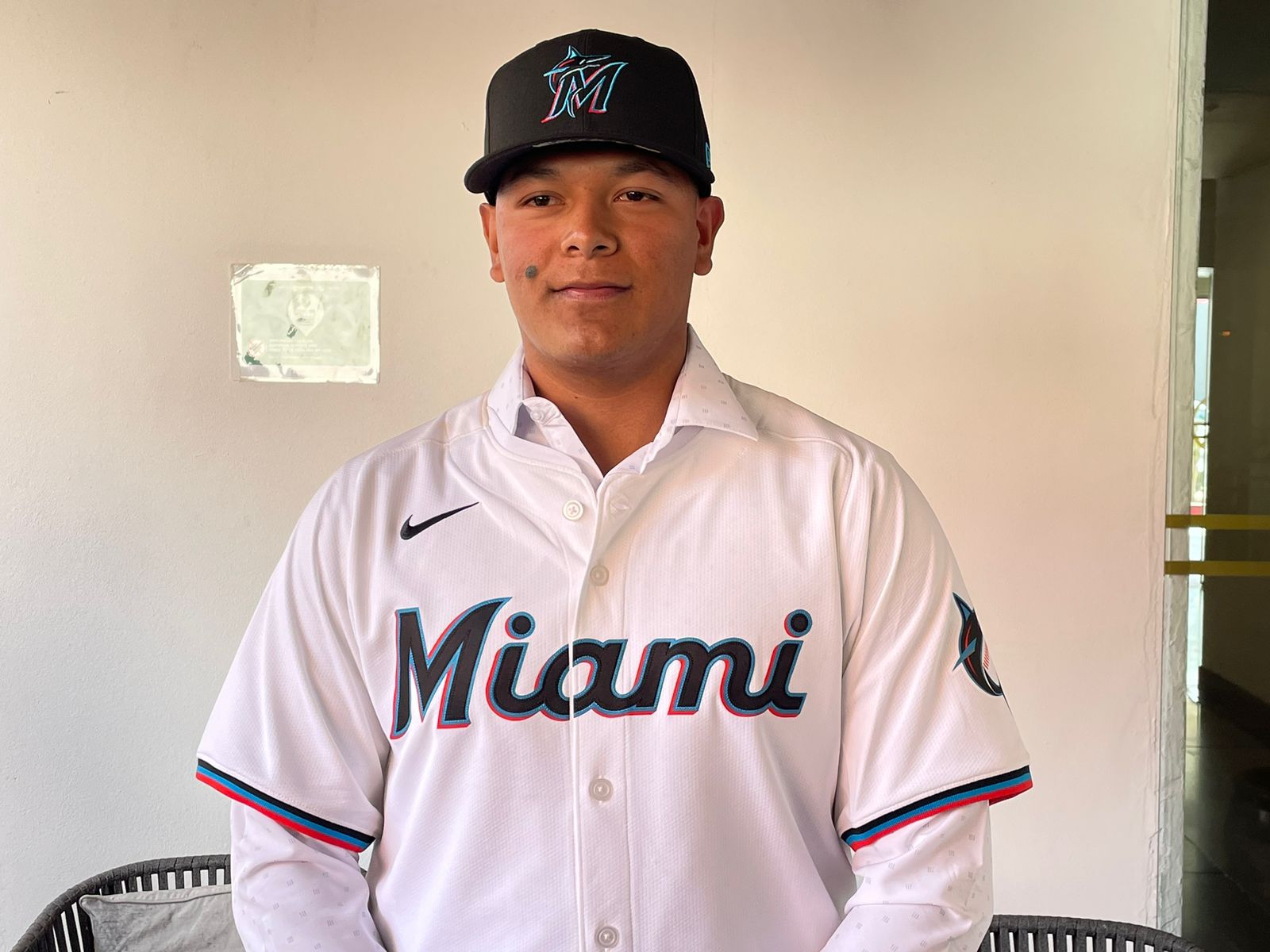 Moisés Morales se viste con el jersey de Miami Marlins