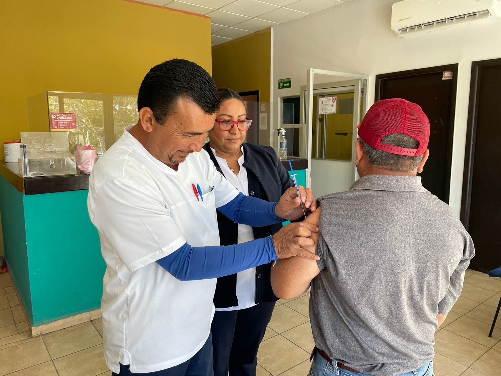 Acepta población vacuna contra la influenza y Covid