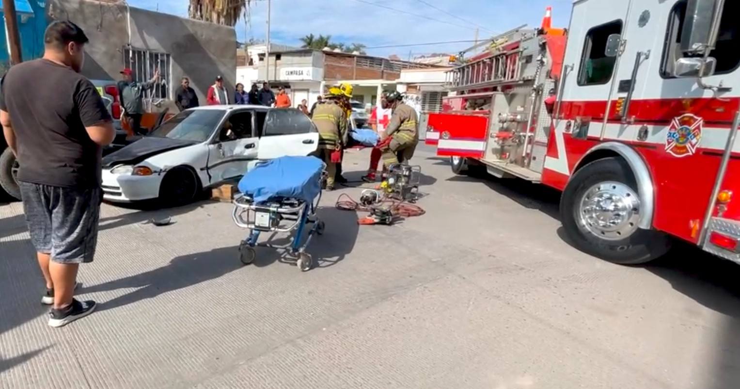 Conductora queda prensada en choque de vehículos