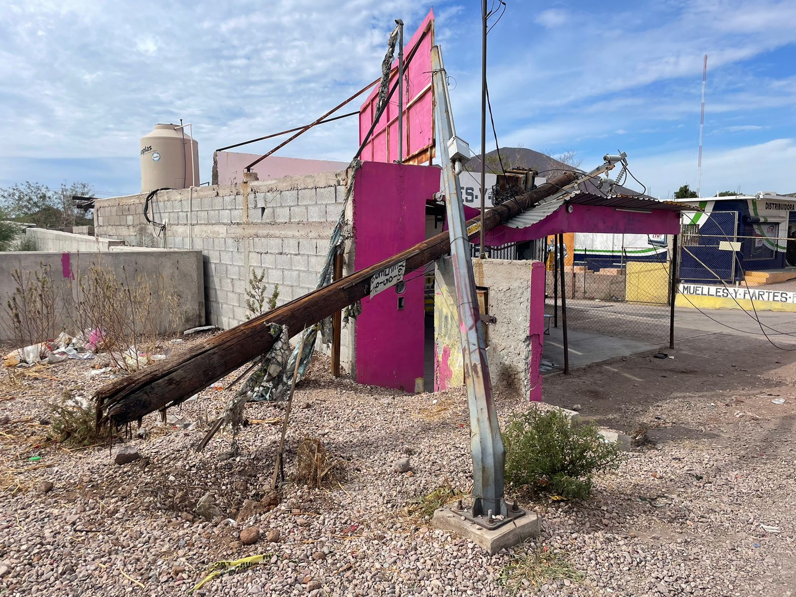 Cae poste de CFE en tejabanes