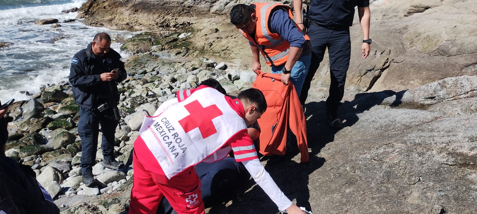 Auxilian a turista que se fue a “pique” en panga en San Carlos