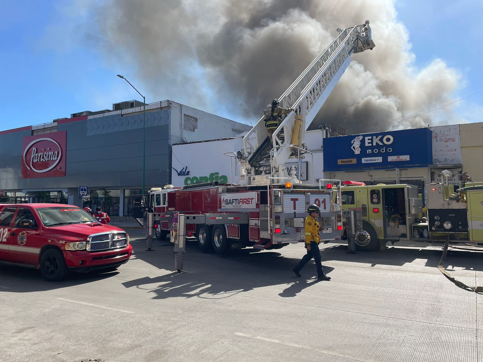 Destruye fuego a dos inmuebles