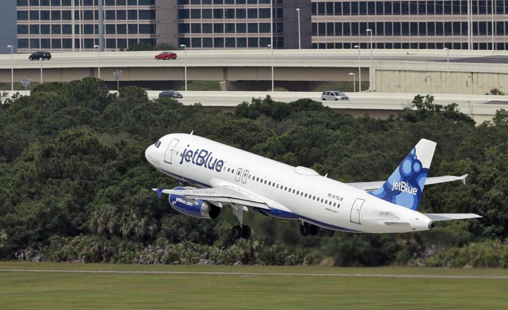 Hallan dos cadáveres en el tren de aterrizaje de un avión de JetBlue en Florida 1 6 1
