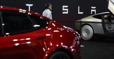 EE.UU. investiga 2.58 millones de vehículos Tesla por fallas en la función de control remoto