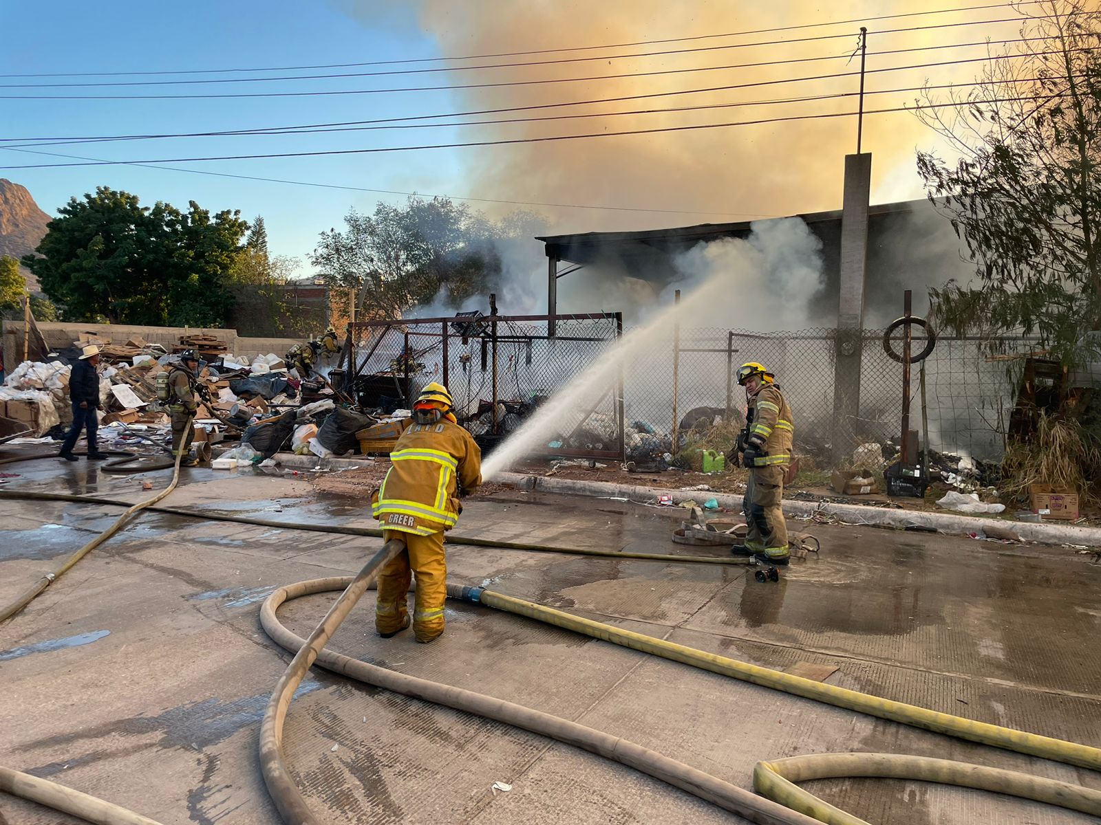 Se incendia recicladora de cartón en la colonia Petrolera