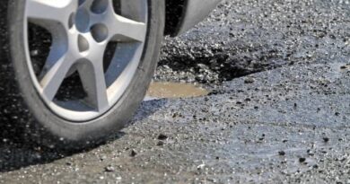 Se daña auto al caer a bache