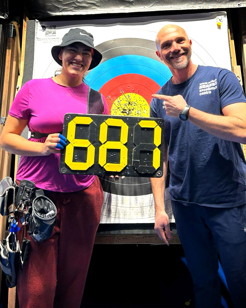 Alejandra Valencia con el entrenador Marc Dellenbach