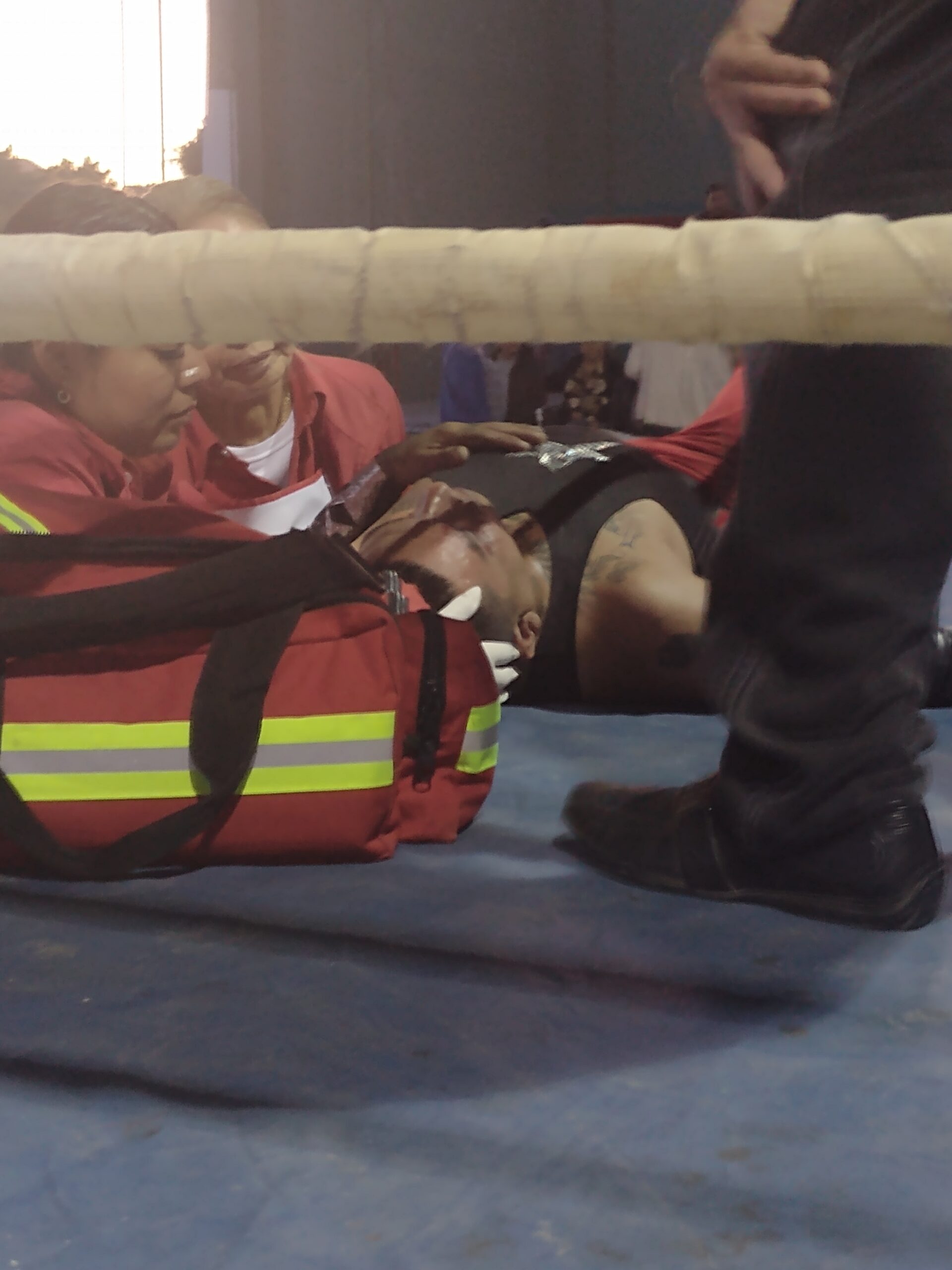 Se lesiona luchador en competencia