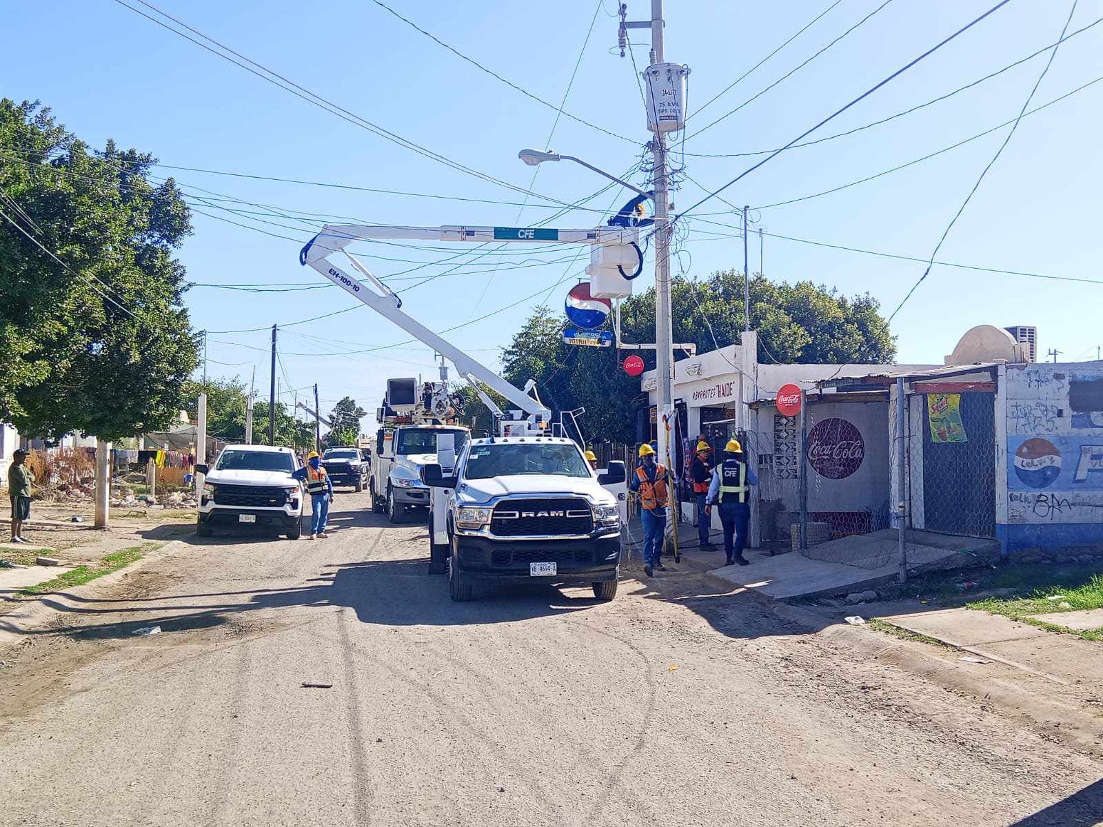 Realiza CFE corte de luz por conectarse ilegalmente residentes de Villa Dorada Dos