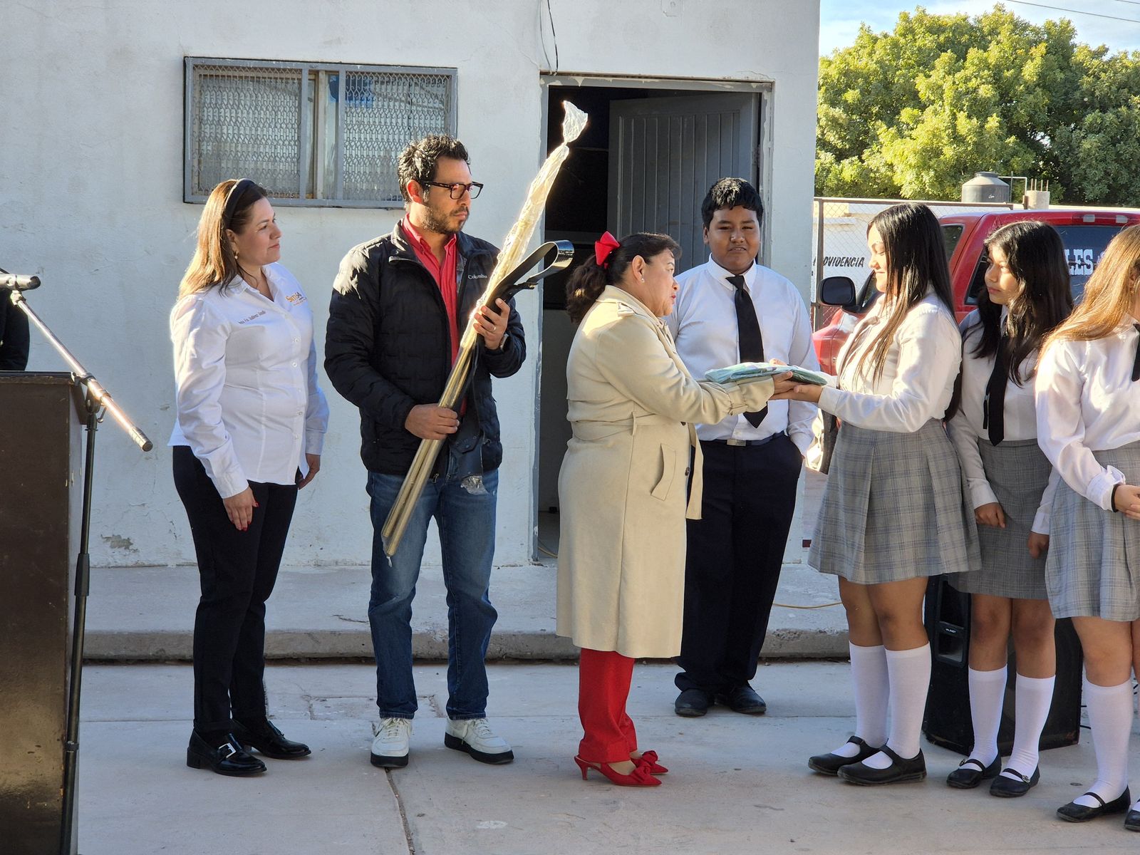 Entrega regidora Norma Reyes apoyos a Telesecundaria de El Sahuaral