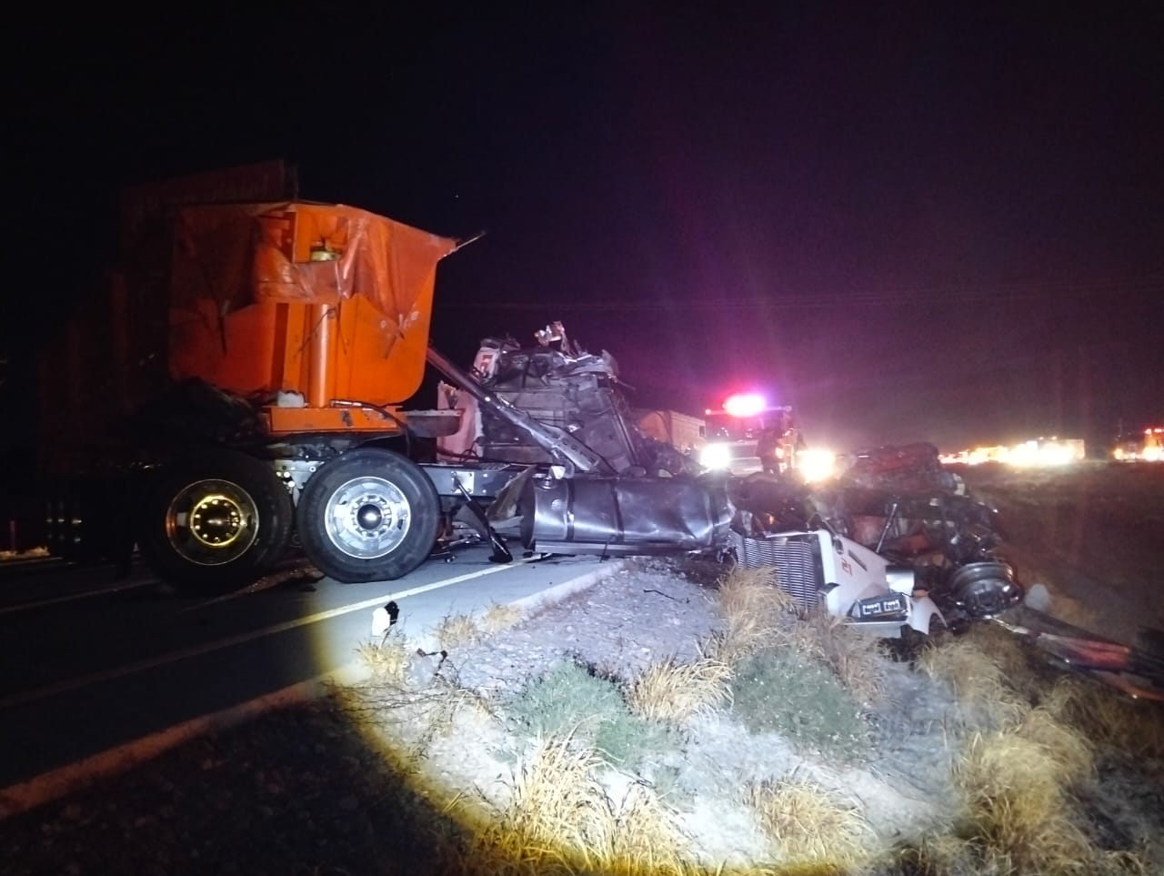 Se destruye tráiler al chocar contra caja refrigerada