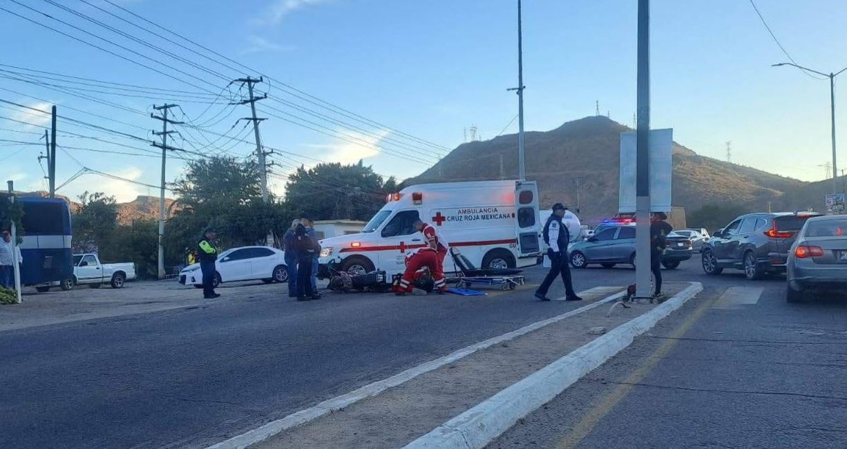Al viajar familia en moto resulta joven seriamente lesionado