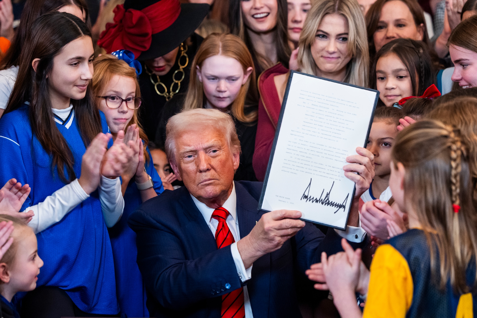Trump firma orden ejecutiva que prohíbe a mujeres transgénero competir en deportes femeninos