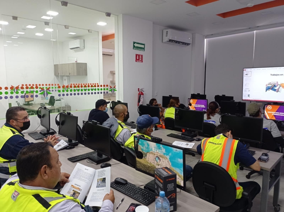 Exhorta ISEA a aprovechar los servicios de las Plazas Comunitarias