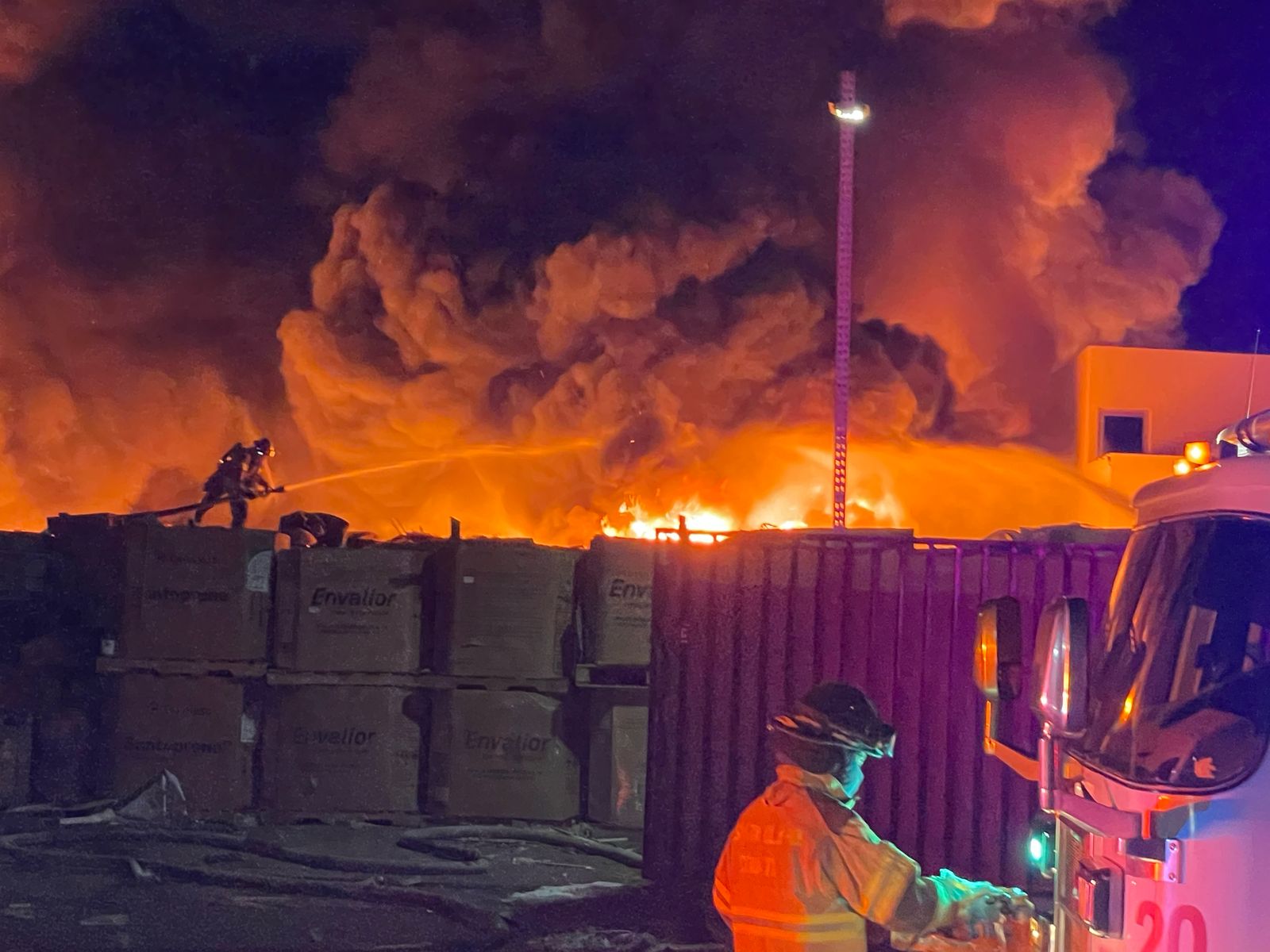 Fuerte incendio en recicladora