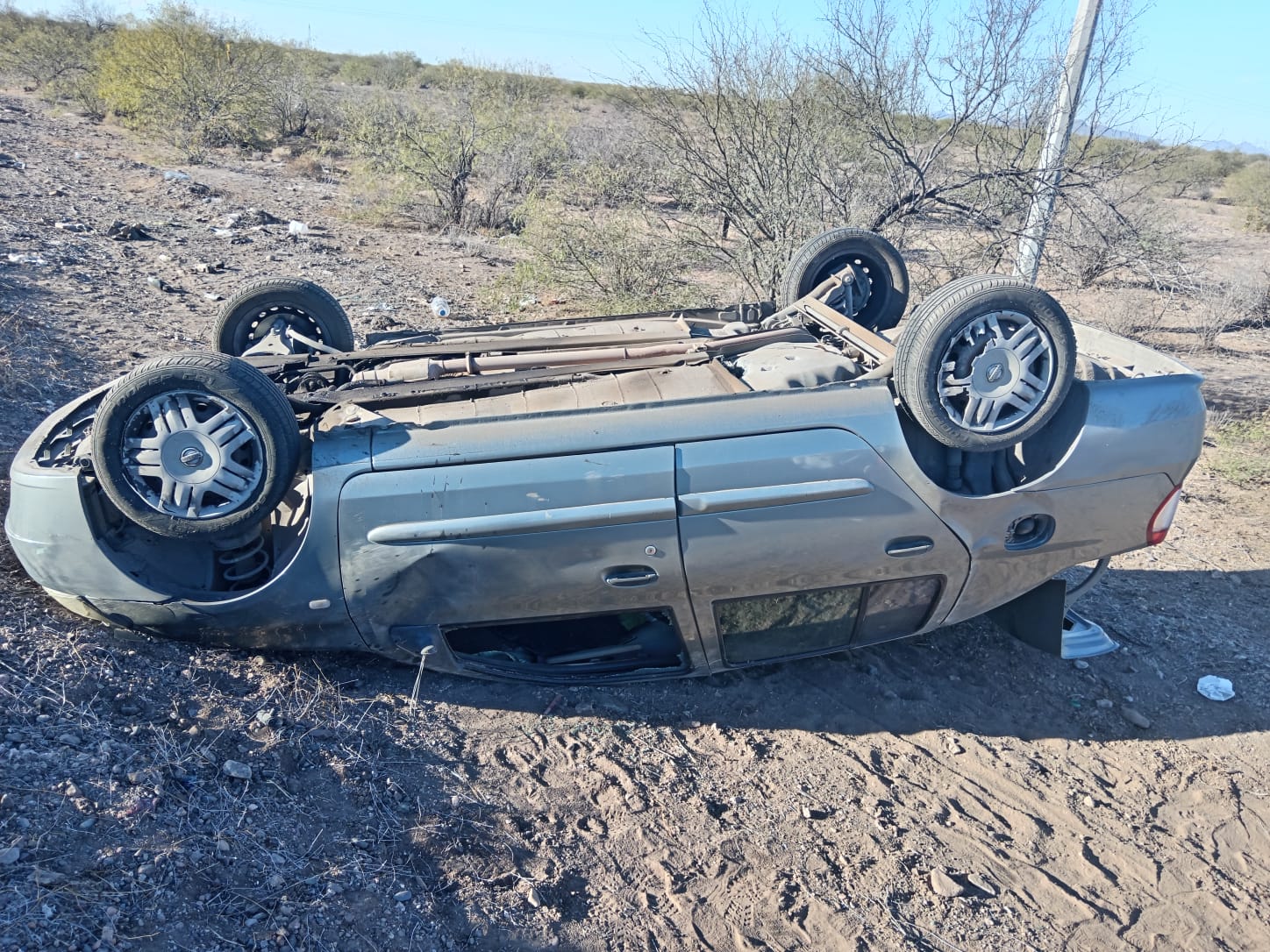Vuelca auto; salen ilesos sus tripulantes