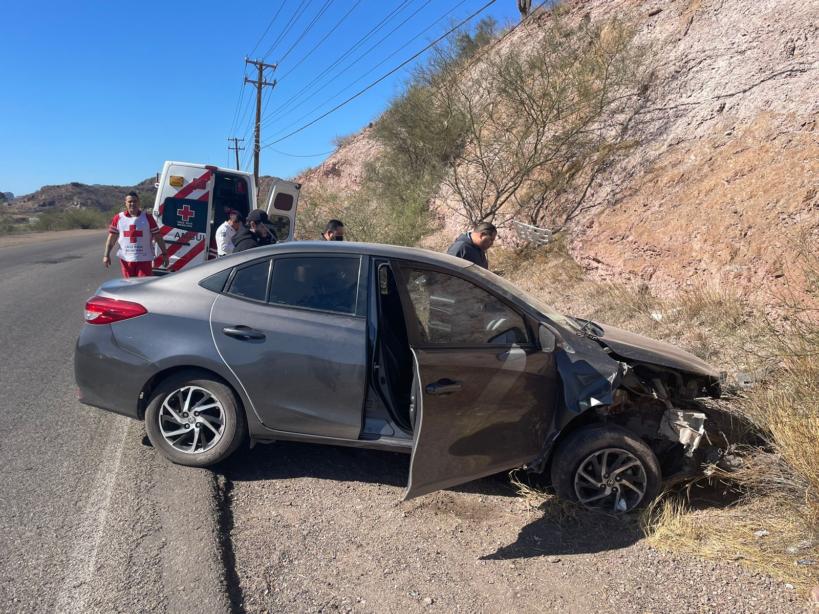 Choca auto contra poste de CFE