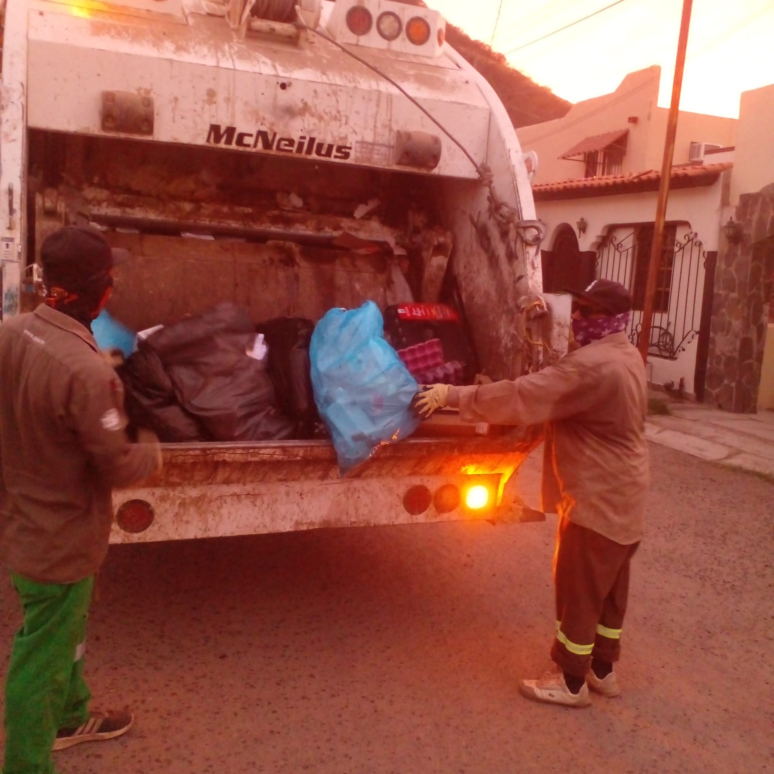 Celebran a personal de limpia