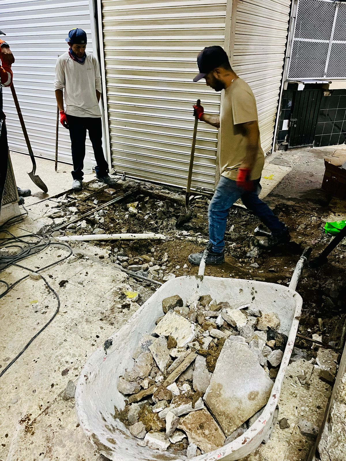 Inicia remodelación de pisos en mercado municipal