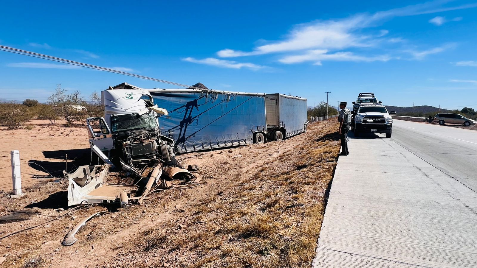Se sale tráiler de la carretera