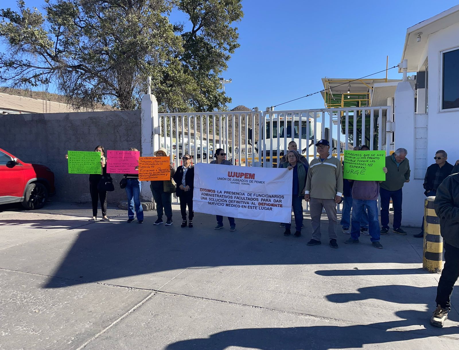 Jubilados de Pemex exigen servicio médico