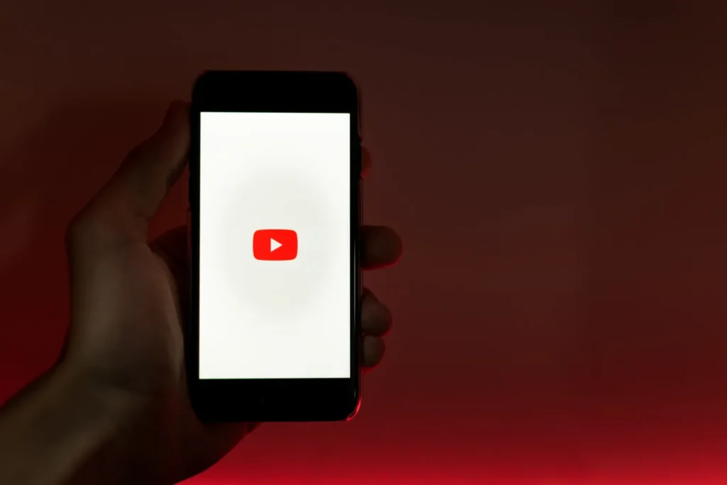 YouTube apunta a convertirse en 2025 en la nueva televisión 1 szabo viktor ufseychvih0 unsplash scaled 1