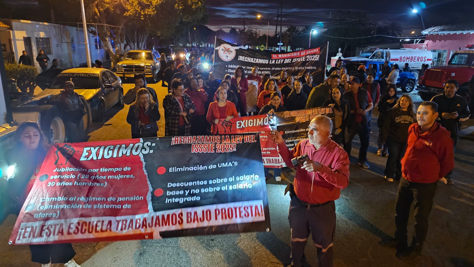 Realizan docentes marcha de las luces