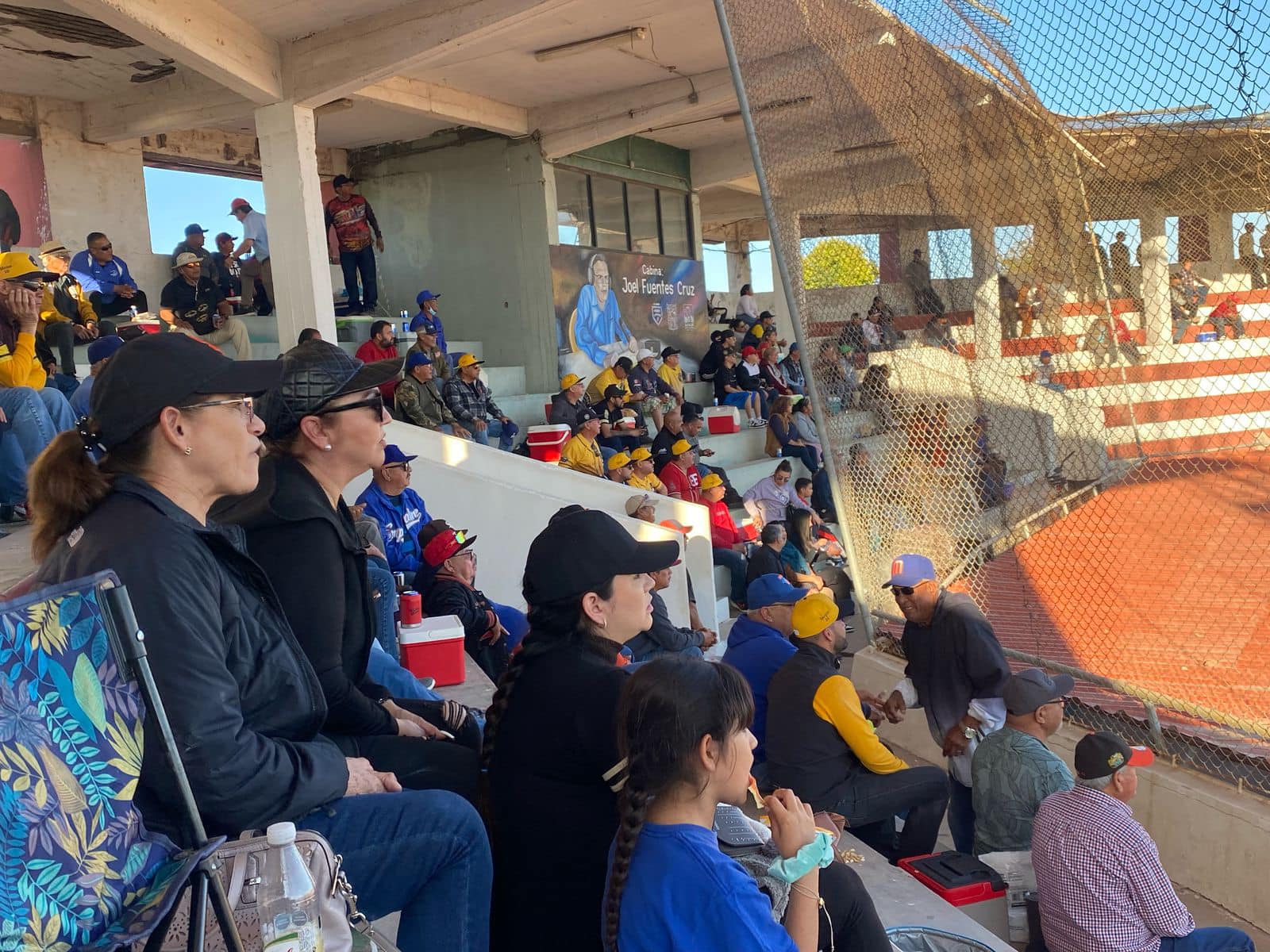 Disfrutan aficionados la serie final del beisbol veteranos