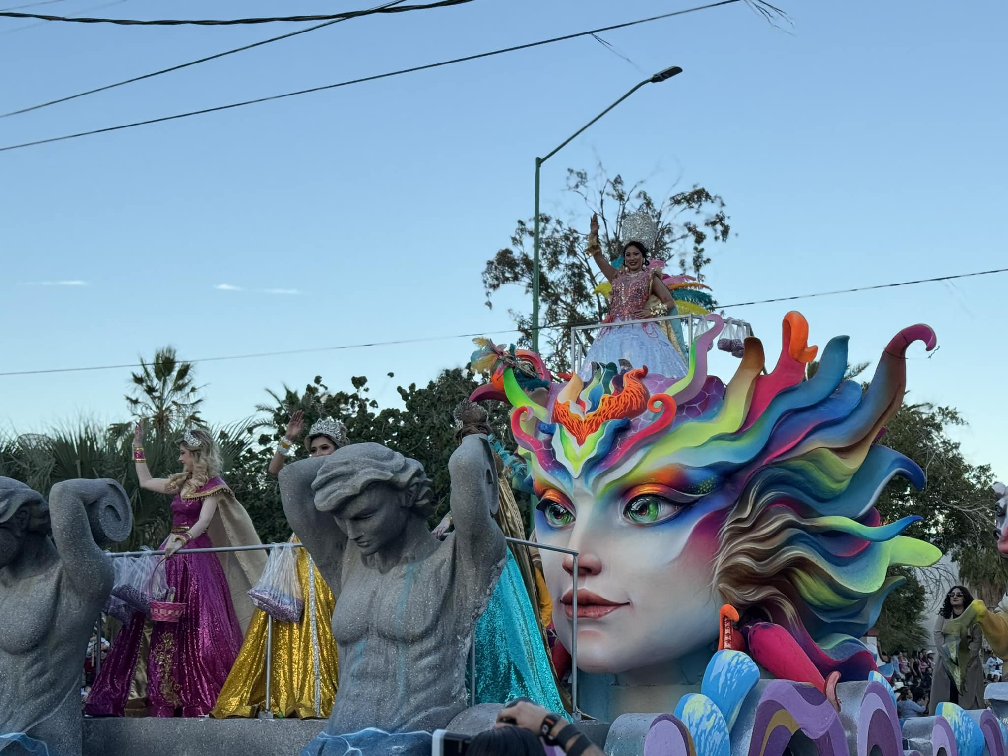 ¡En un ambiente familiar! Se desarrolla desfile de comparsas y carros alegóricos
