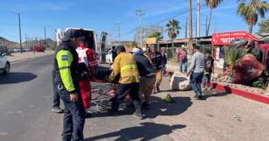 Se impacta cisterna de Bomberos con automóviles; dos elementos lesionados