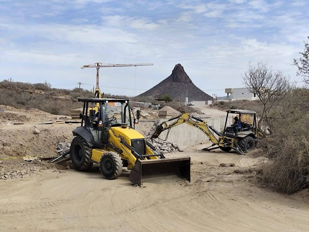 Ordena Ayuntamiento demolición de barda en San Carlos