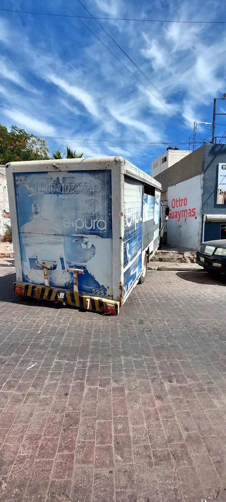 Se impacta camión repartidor contra pared