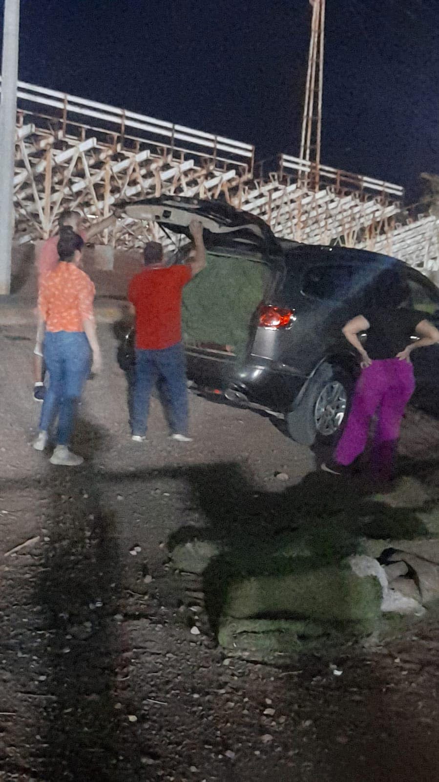 Se llevan pasto sintético de campos y lo devuelven