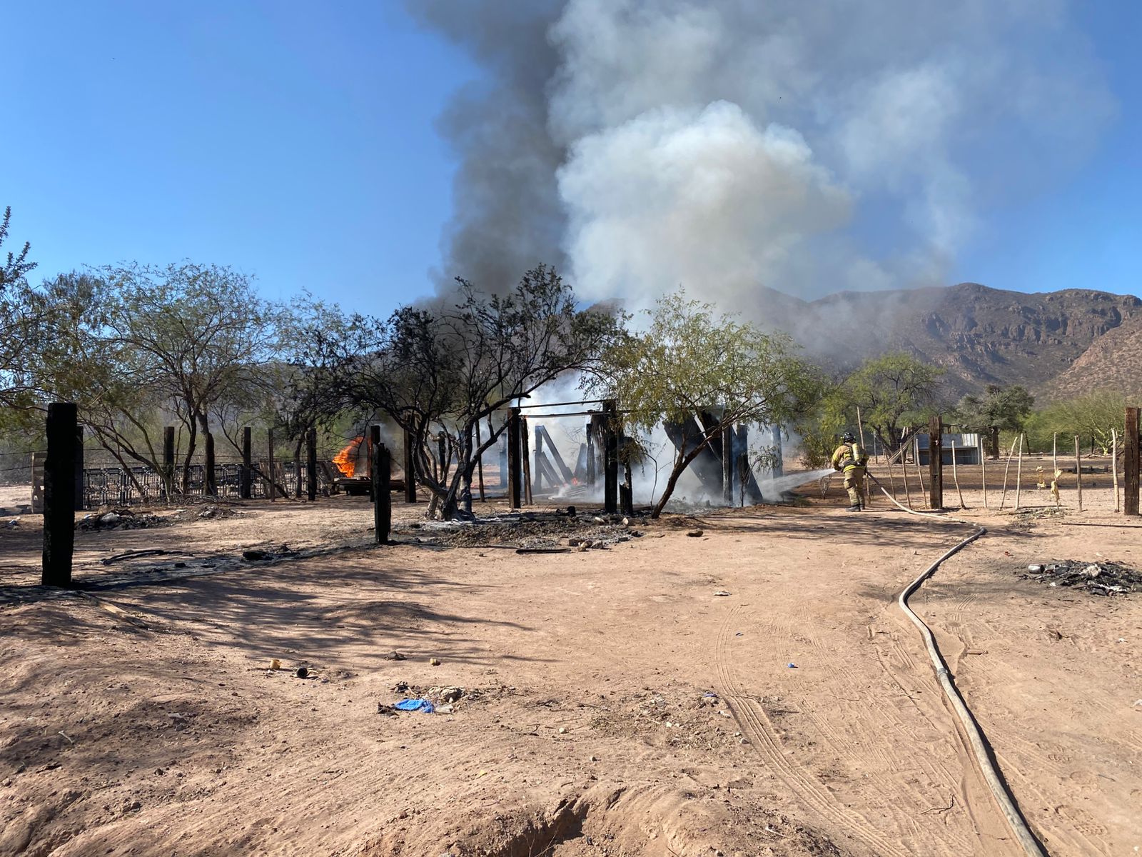 Siguen incendios de ranchos