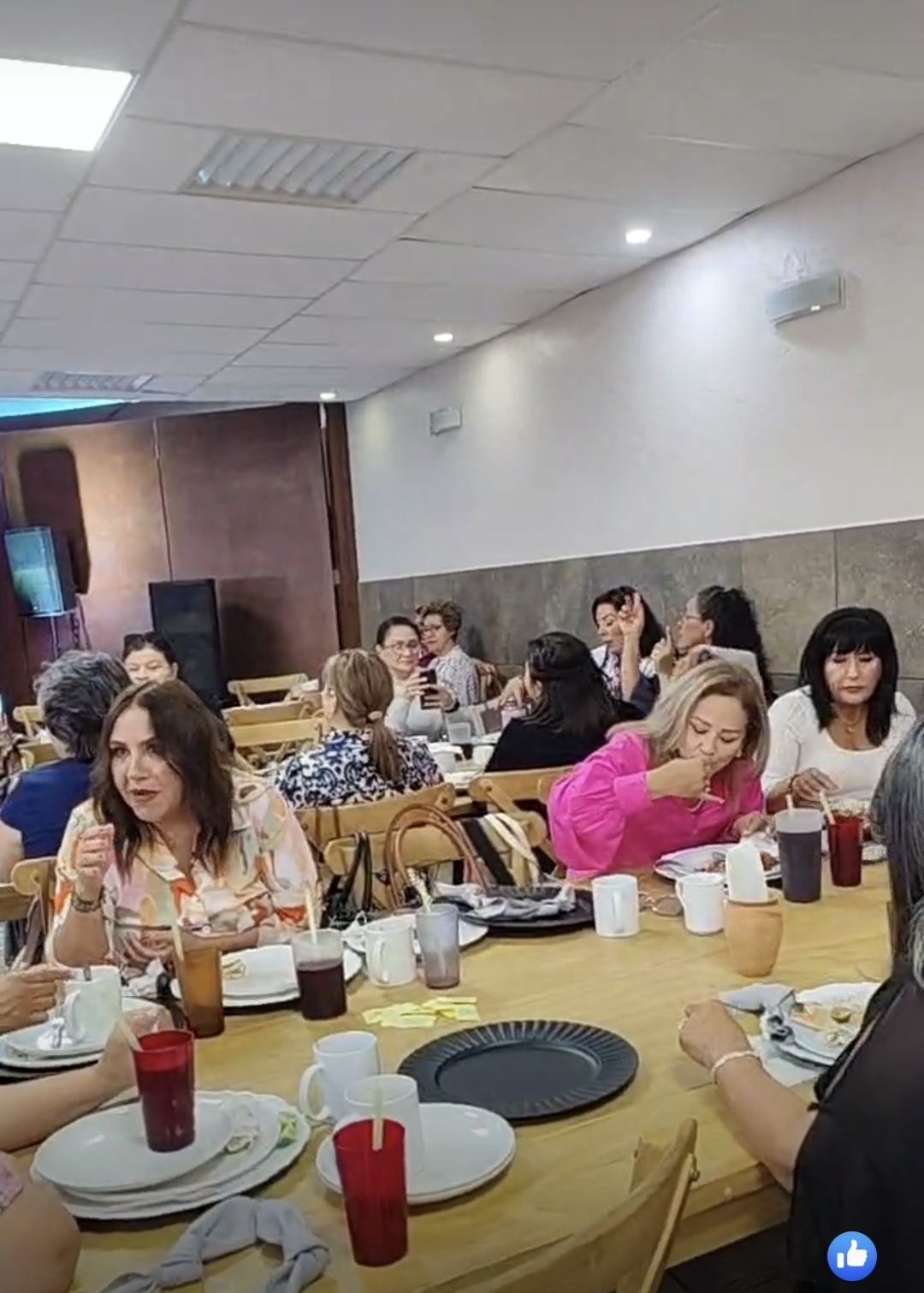 Exitoso desayuno con causa