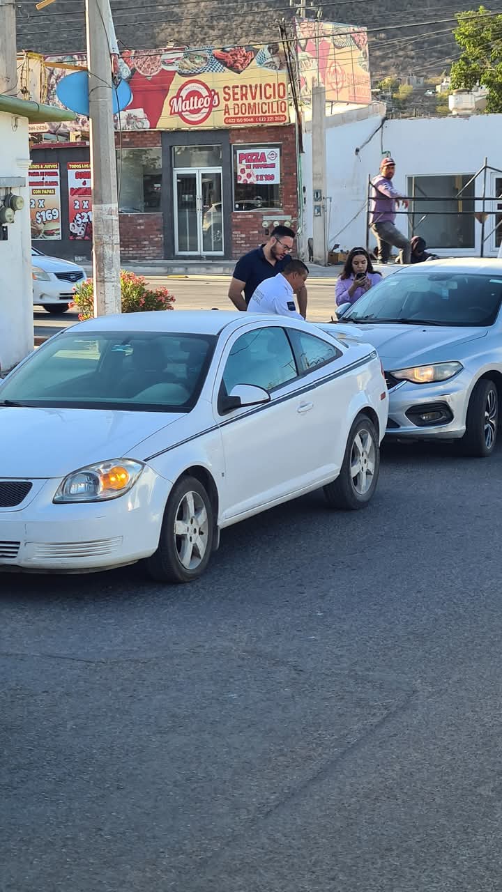 Daños materiales deja choque por alcance