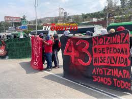 Normalistas de Ayotzinapa protestan en la Autopista del Sol por asesinato del activista Marco Antonio Suástegui
