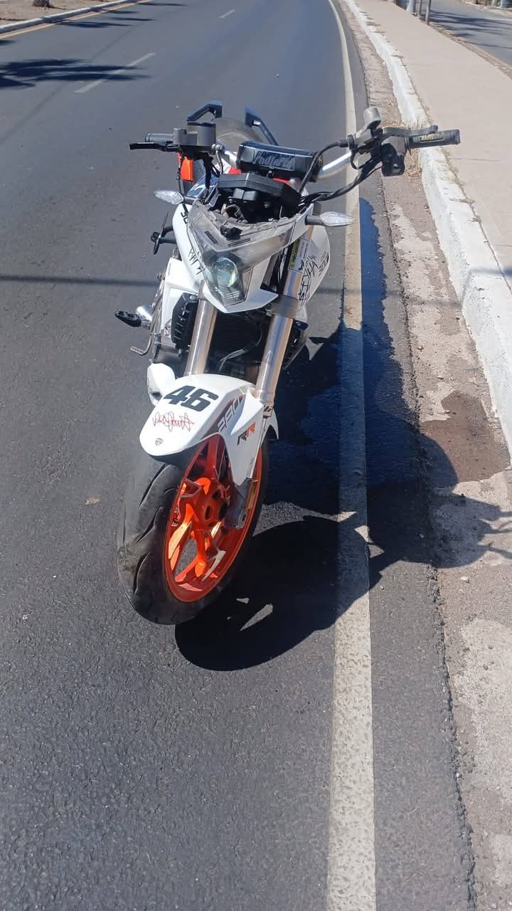 Con probables fracturas resulta motociclista al caer