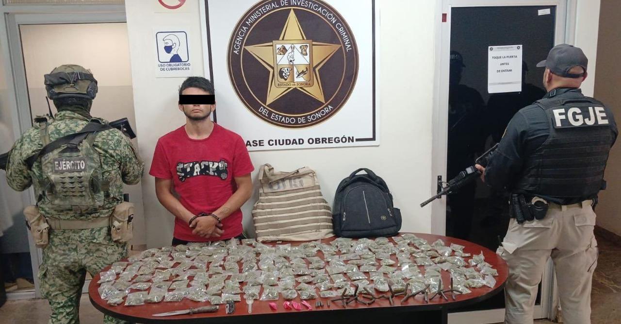 Capturan AMIC a sujeto con más de 200 envoltorios de droga, arma blanca e indumentaria táctica