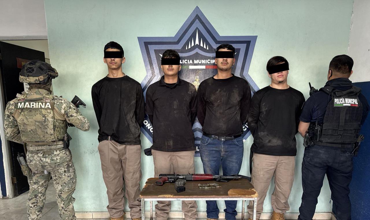 Capturan a cuatro sujetos armados con vestimenta táctica y vehículo con sirena, similar a los utilizados por la Agencia Ministerial de Investigación Criminal (AMIC)