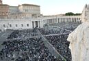 Miles acuden al Vaticano para presenciar la segunda fumata del cónclave