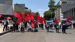 Maestros de la sección 22 bloquean Reforma; la CNTE sigue plantón en Zócalo