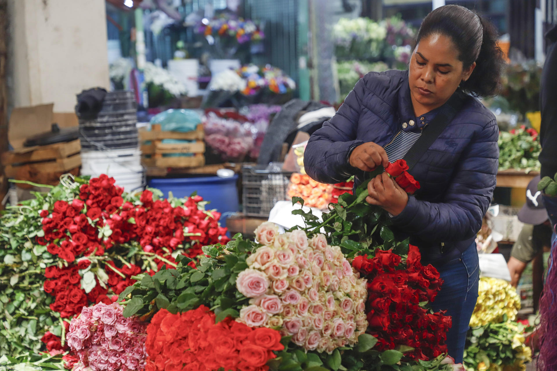 Madres mexicanas enfrentan discriminación laboral, bajos salarios y sobrecarga de cuidados