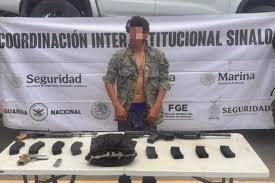 Detienen a hombre armado con fusiles y pistola en Navolato; conducía camioneta robada