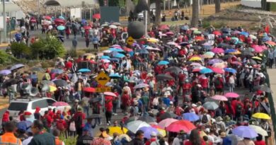 Maestros de la CNTE regresan al Zócalo tras colapsar el AICM
