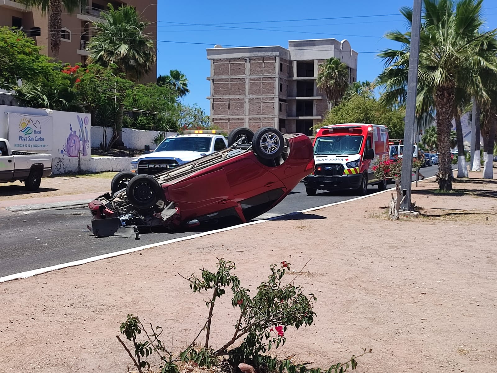 Resulta mujer lesionada en volcadura
