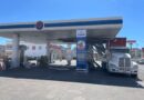 Se impacta tráiler contra estructura de gasolinera