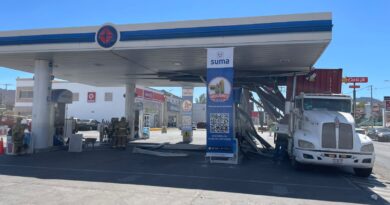 Se impacta tráiler contra estructura de gasolinera