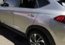 Provocan daños y roban en autos